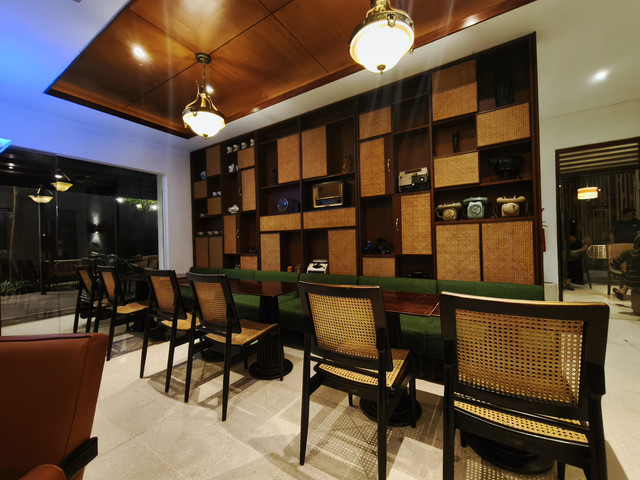 Dot Max Coffee and Eatery
