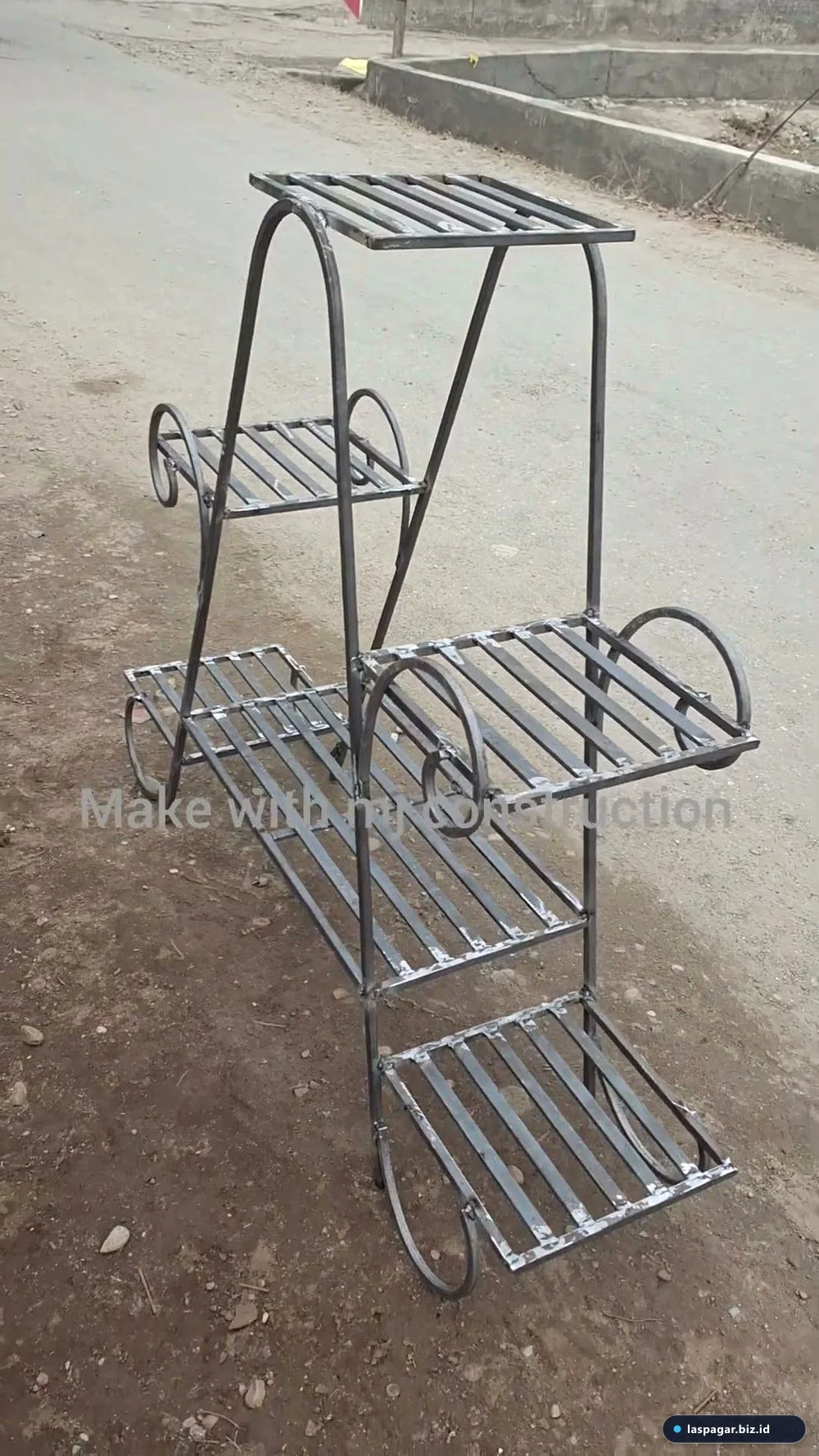 Proses pengelasan custom rak pot besi di bengkel las profesional