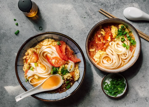Tomato and egg noodles with thick sauce