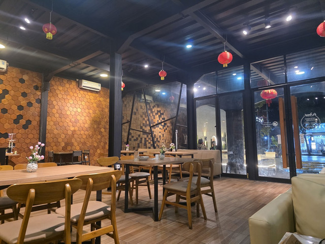 WOOD Coffee & Bistro