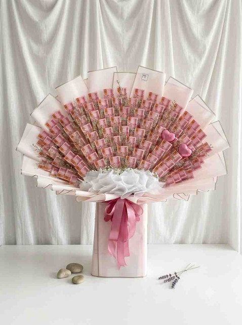 Large money bouquet